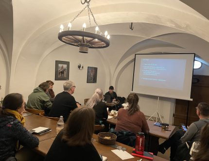 Teilnehmende im Seminarraum während des Theorieblocks zur Pilzökologie